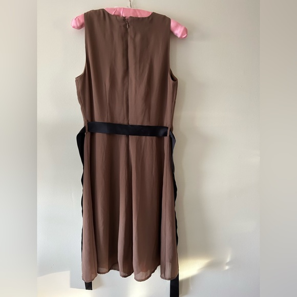 Pretty SUZY SHIER two layer dress with black belt & silky front panel - Picture 3 of 7